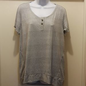 Saucony button Tshirt